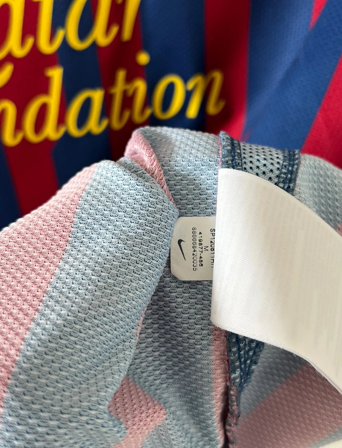 Maillot de foot vintage domicile rouge et bleu du FC Barcelone 2011/2012. On peut retrouver l'équipementier Nike et le sponsor Qatar Foundation. Le maillot est floqué du numéro 6 Xavi. Il s'agit d'un maillot authentique d'époque.