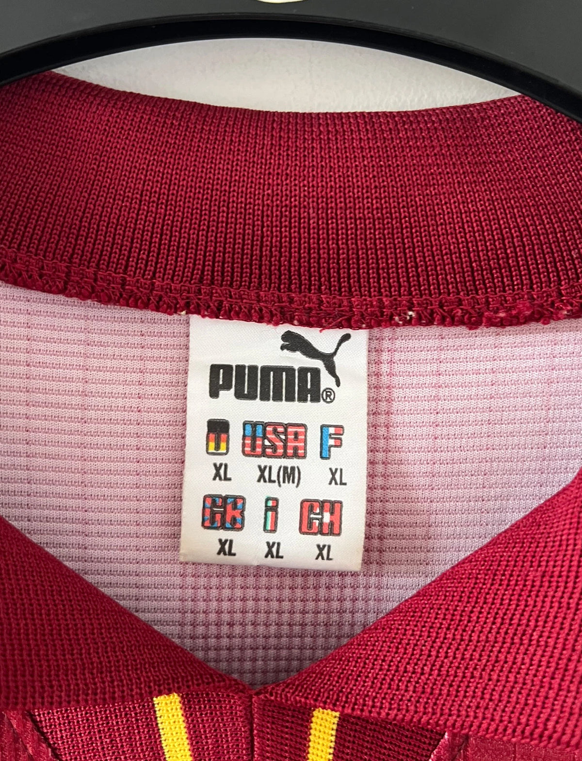 Maillot de foot vintage domicile rouge et blanc du FC Metz de la saison 1998/1999. On peut retrouver l'équipementier Puma et le sponsor Sollac. Le maillot est floqué du numéro 14 Geoffray Toyes. Il s'agit d'un maillot authentique d'époque.