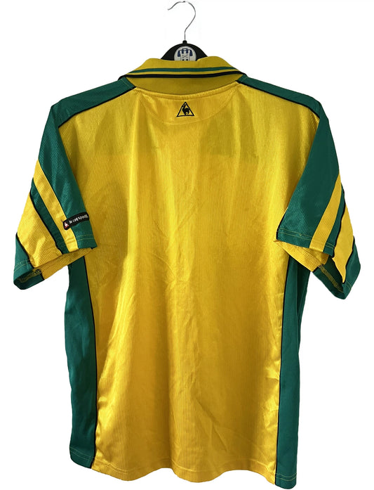 Maillot de foot vintage domicile du FC Nantes de la saison 2001/2002. On peut retrouver l'équipementier Le Coq Sportif et le sponsor Synergie. Il s'agit d'un maillot authentique d'époque.