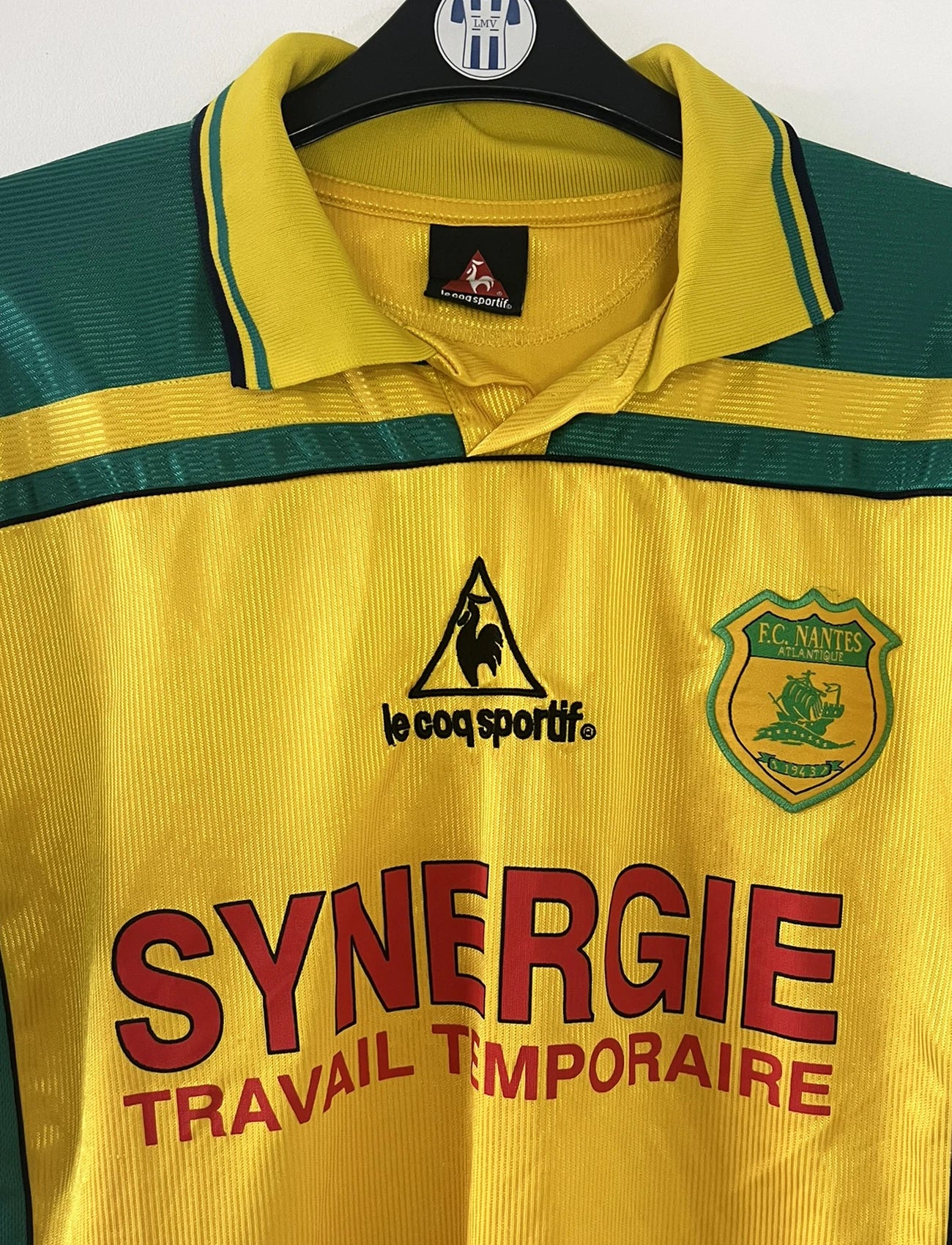 Maillot de foot vintage domicile du FC Nantes de la saison 2001/2002. On peut retrouver l'équipementier Le Coq Sportif et le sponsor Synergie. Il s'agit d'un maillot authentique d'époque.