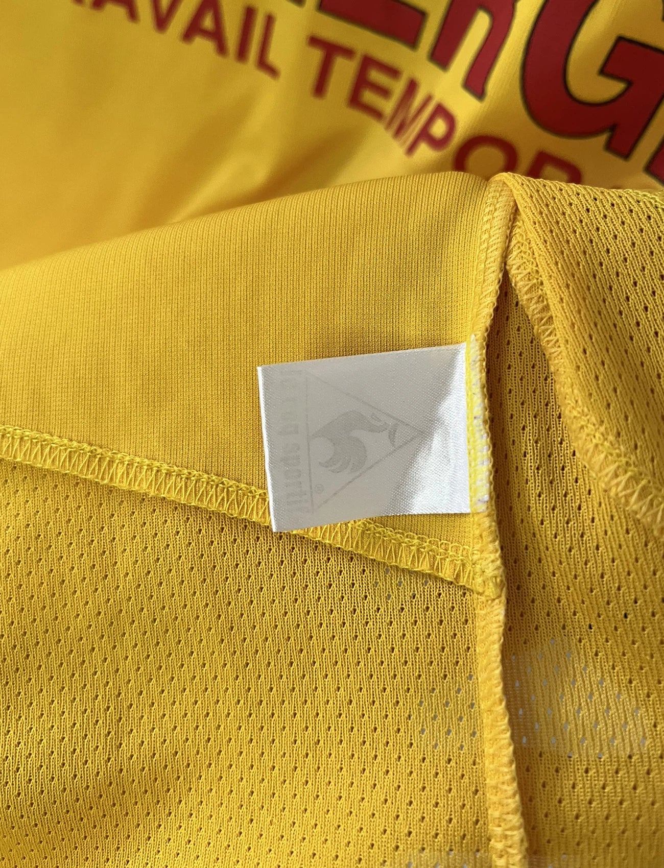 Maillot de foot vintage jaune domicile du FC Nantes de la saison 2003/2004. On peut retrouver l'équipementier Le Coq Sportif ainsi que le sponsor Synergie. Le maillot est floqué du numéro 19 Vahirua. Il s'agit d'un maillot authentique d'époque.