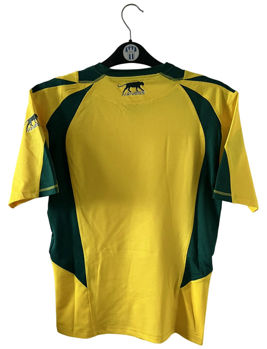 Maillot de foot vintage domicile jaune et vert du FC Nantes de la saison 2006/2007. On peut retrouver l'équipementier Airness et le sponsor Synergie. Il s'agit d'un maillot authentique d'époque.