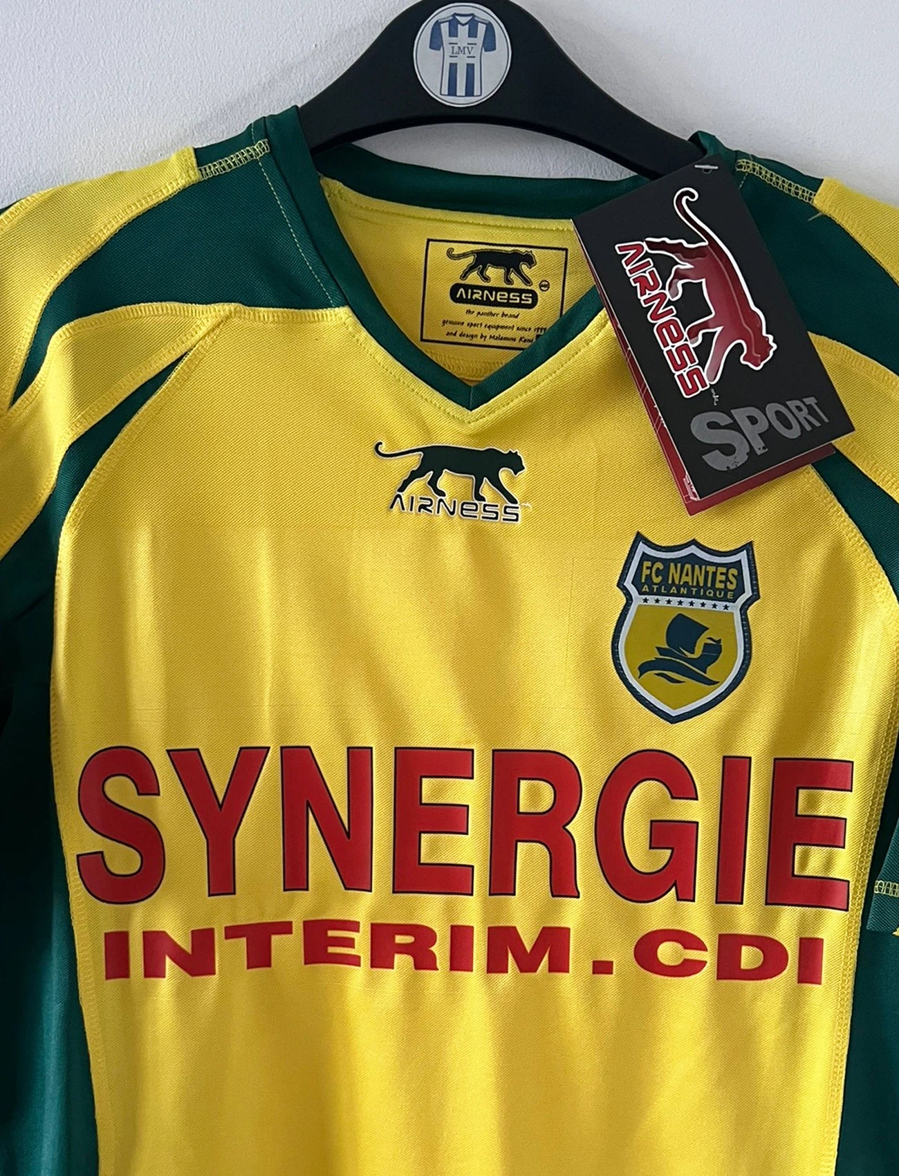 Maillot de foot vintage domicile jaune et vert du FC Nantes de la saison 2006/2007. On peut retrouver l'équipementier Airness et le sponsor Synergie. Il s'agit d'un maillot authentique d'époque.