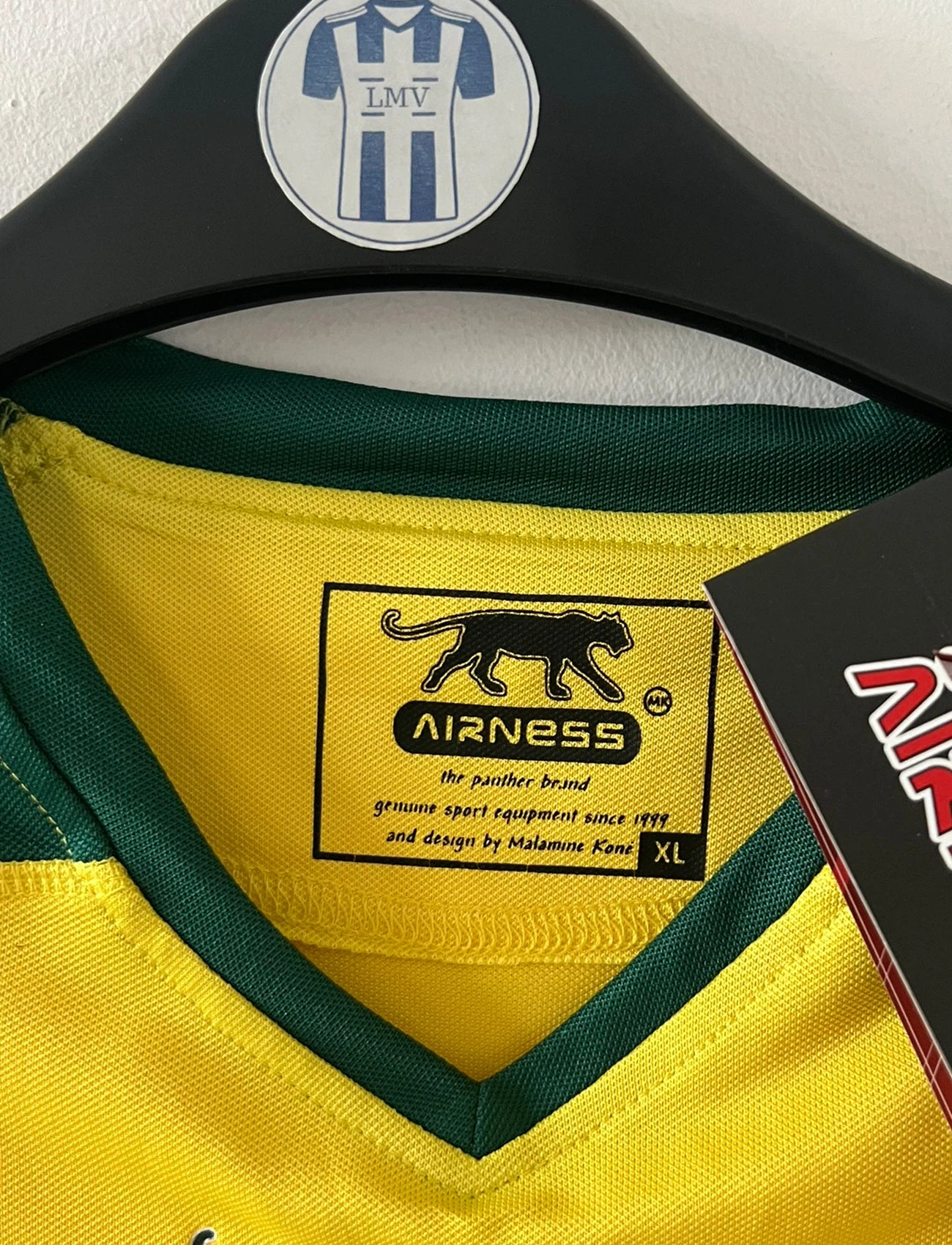 Maillot de foot vintage domicile jaune et vert du FC Nantes de la saison 2006/2007. On peut retrouver l'équipementier Airness et le sponsor Synergie. Il s'agit d'un maillot authentique d'époque.