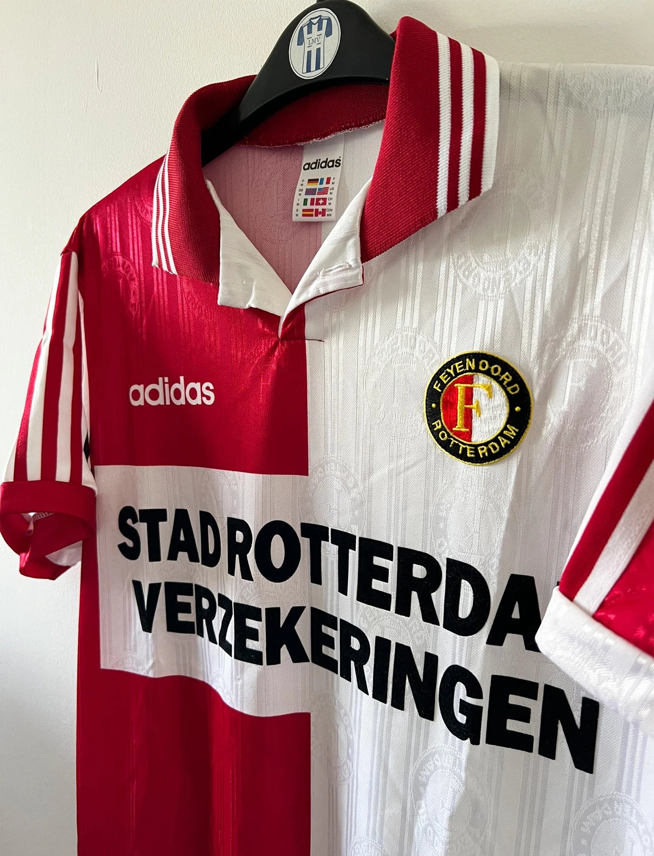 Maillot de foot vintage domicile rouge et blanc de Feyenoord de la saison 1996/1997. On peut retrouver l'équipementier Adidas et le sponsor Stad Rotterdam Verzekeringer. Il s'agit d'un maillot authentique d'époque.