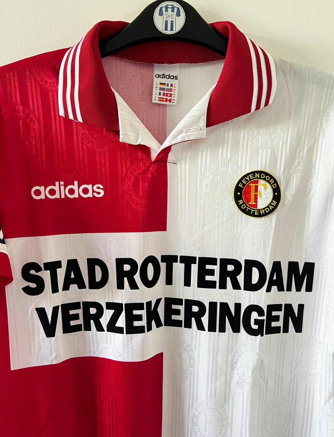 Maillot de foot vintage domicile rouge et blanc de Feyenoord de la saison 1996/1997. On peut retrouver l'équipementier Adidas et le sponsor Stad Rotterdam Verzekeringer. Il s'agit d'un maillot authentique d'époque.