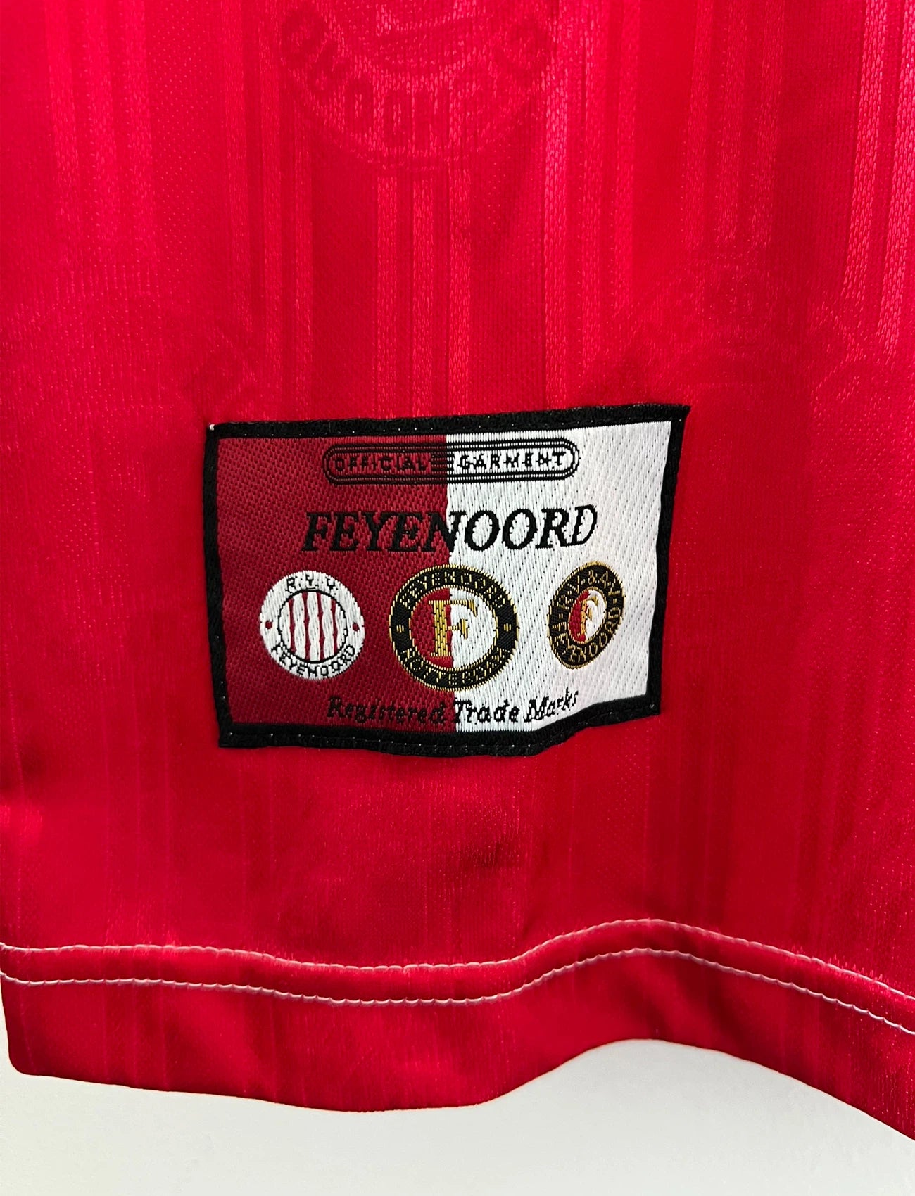 Maillot de foot vintage domicile rouge et blanc de Feyenoord de la saison 1996/1997. On peut retrouver l'équipementier Adidas et le sponsor Stad Rotterdam Verzekeringer. Il s'agit d'un maillot authentique d'époque.