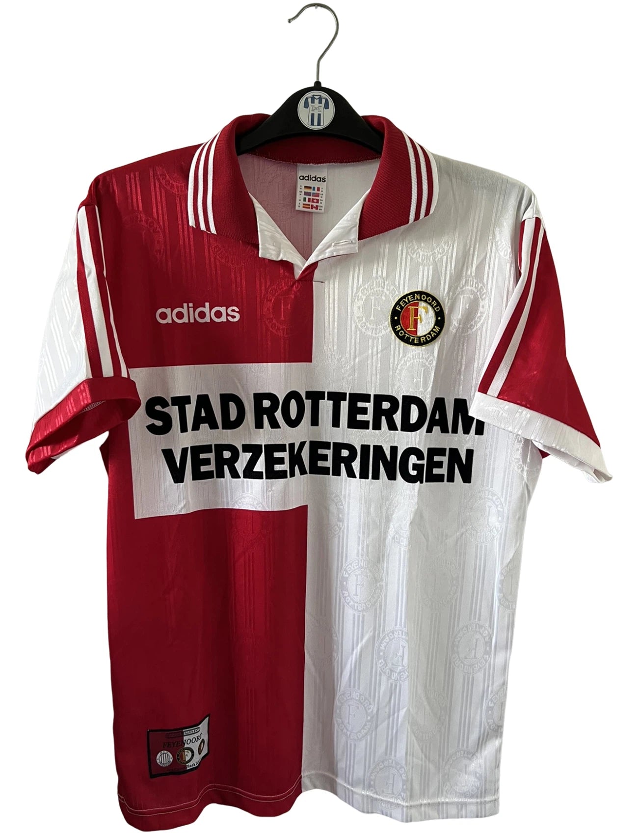 Maillot de foot vintage domicile rouge et blanc de Feyenoord de la saison 1996/1997. On peut retrouver l'équipementier Adidas et le sponsor Stad Rotterdam Verzekeringer. Il s'agit d'un maillot authentique d'époque.