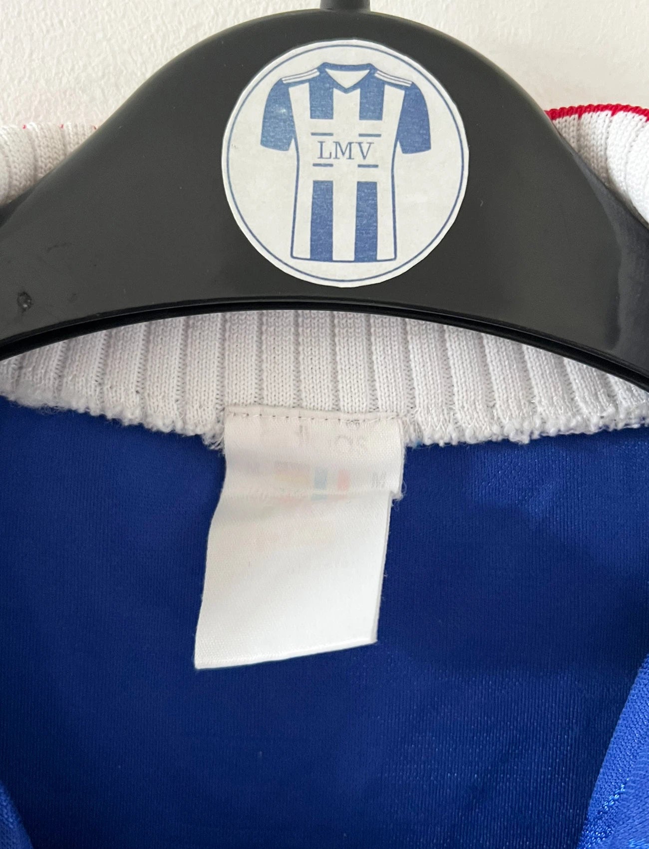 Maillot de foot vintage domicile bleu de l'Equipe de France 1996. On peut retrouver l'équipementier Adidas. Il s'agit d'un maillot authentique d'époque.