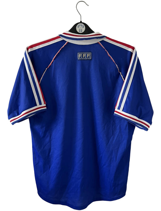 Maillot de foot vintage domicile bleu de l'équipe de France 1998. On peut retrouver l'équipementier Adidas. Il s'agit d'un maillot authentique d'époque.