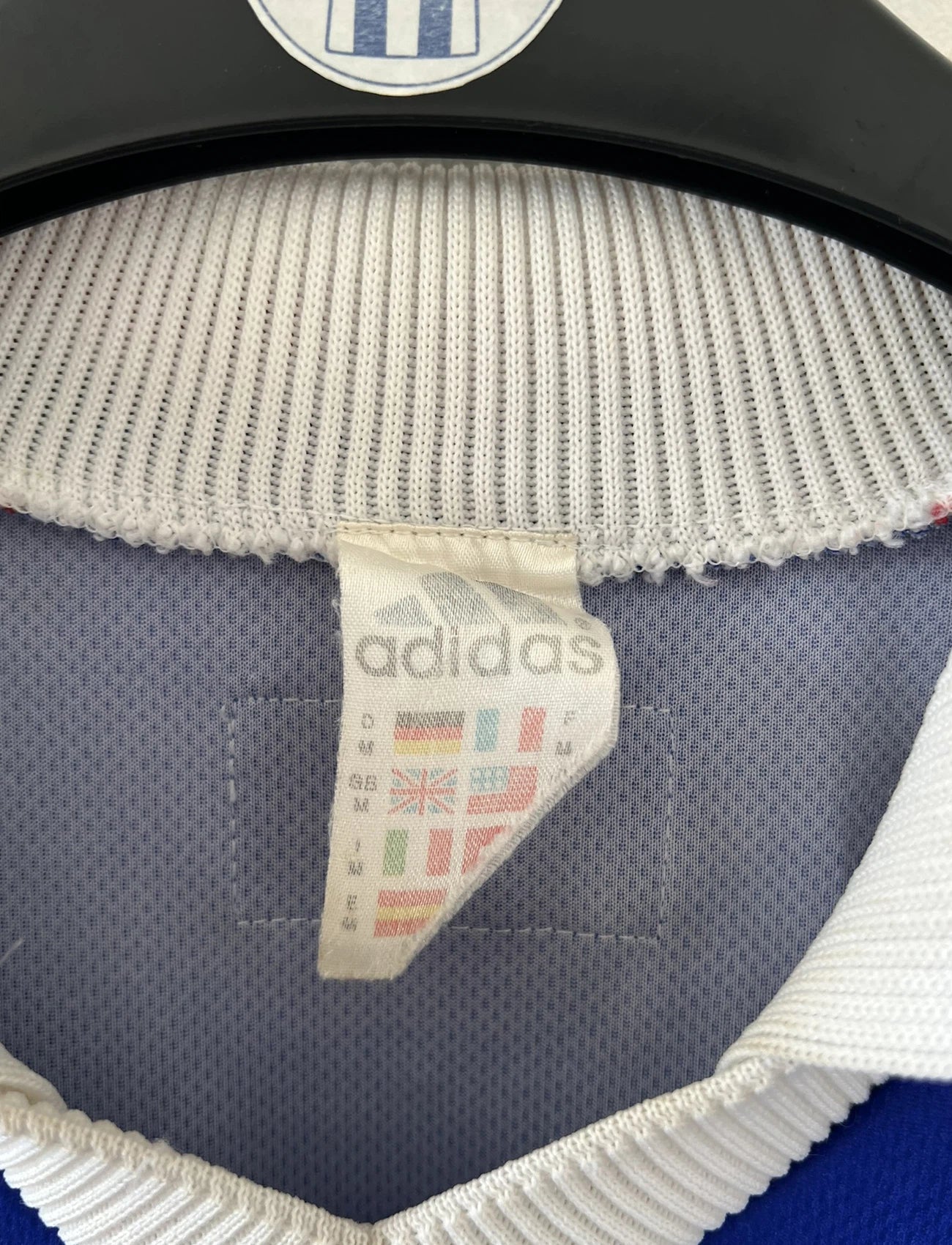 Maillot de foot vintage domicile bleu de l'équipe de France 1998. On peut retrouver l'équipementier Adidas. Il s'agit d'un maillot authentique d'époque.