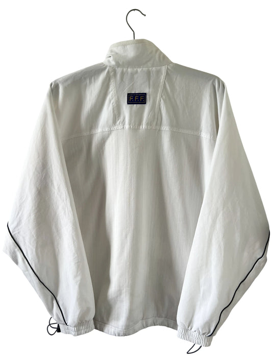 Veste de foot vintage blanche de l'Equipe de France 1998. On peut retrouver l'équipementier Adidas. Il s'agit d'un maillot authentique d'époque.