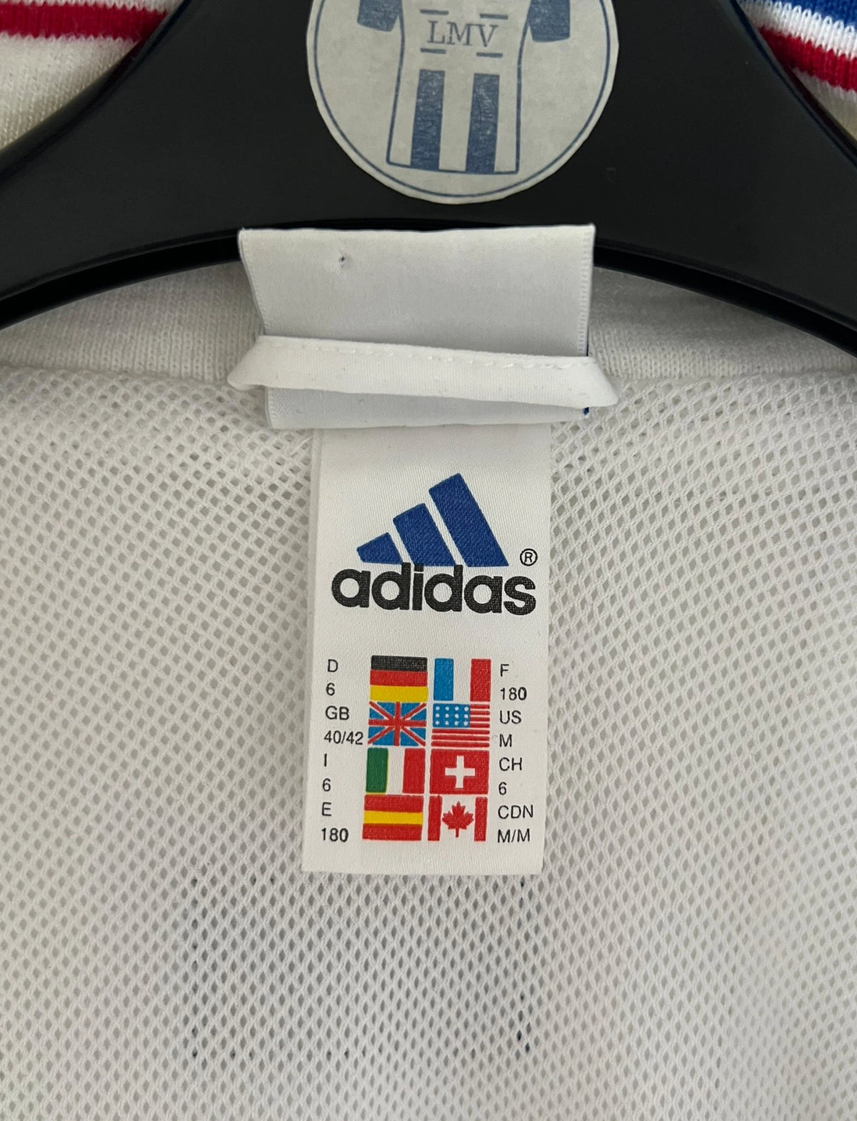 Veste de foot vintage blanche de l'Equipe de France 1998. On peut retrouver l'équipementier Adidas. Il s'agit d'un maillot authentique d'époque.