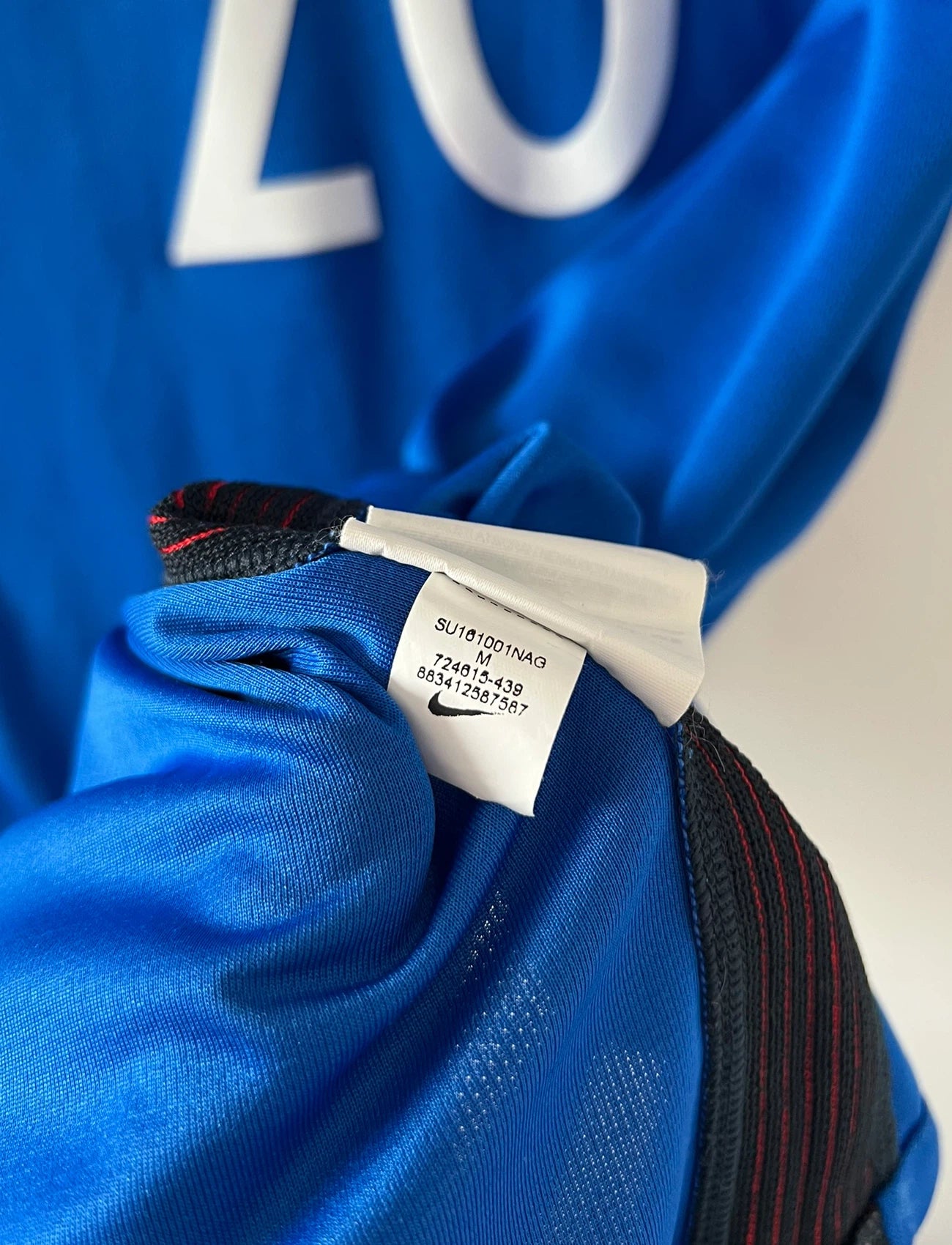 Maillot de foot vintage domicile bleu de l'Equipe de France 2016. On peut retrouver l'équipementier Nike. Le maillot est floqué du numéro 20 Kingsley Coman. Il s'agit d'un maillot authentique d'époque.