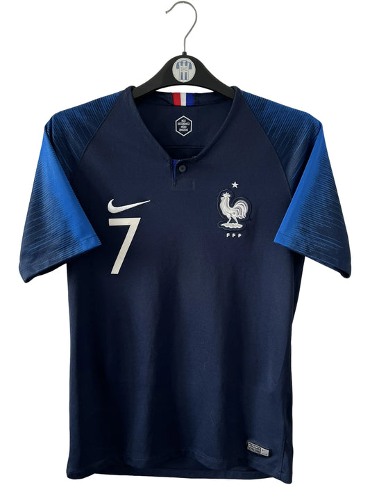 Maillot de foot vintage domicile bleu de l'équipe de france 2018 floqué Griezmann. On peut retrouver l'équipementier Nike. Le maillot est floqué du numéro 7 Antoine Griezmann. Il s'agit d'un maillot authentique d'époque.