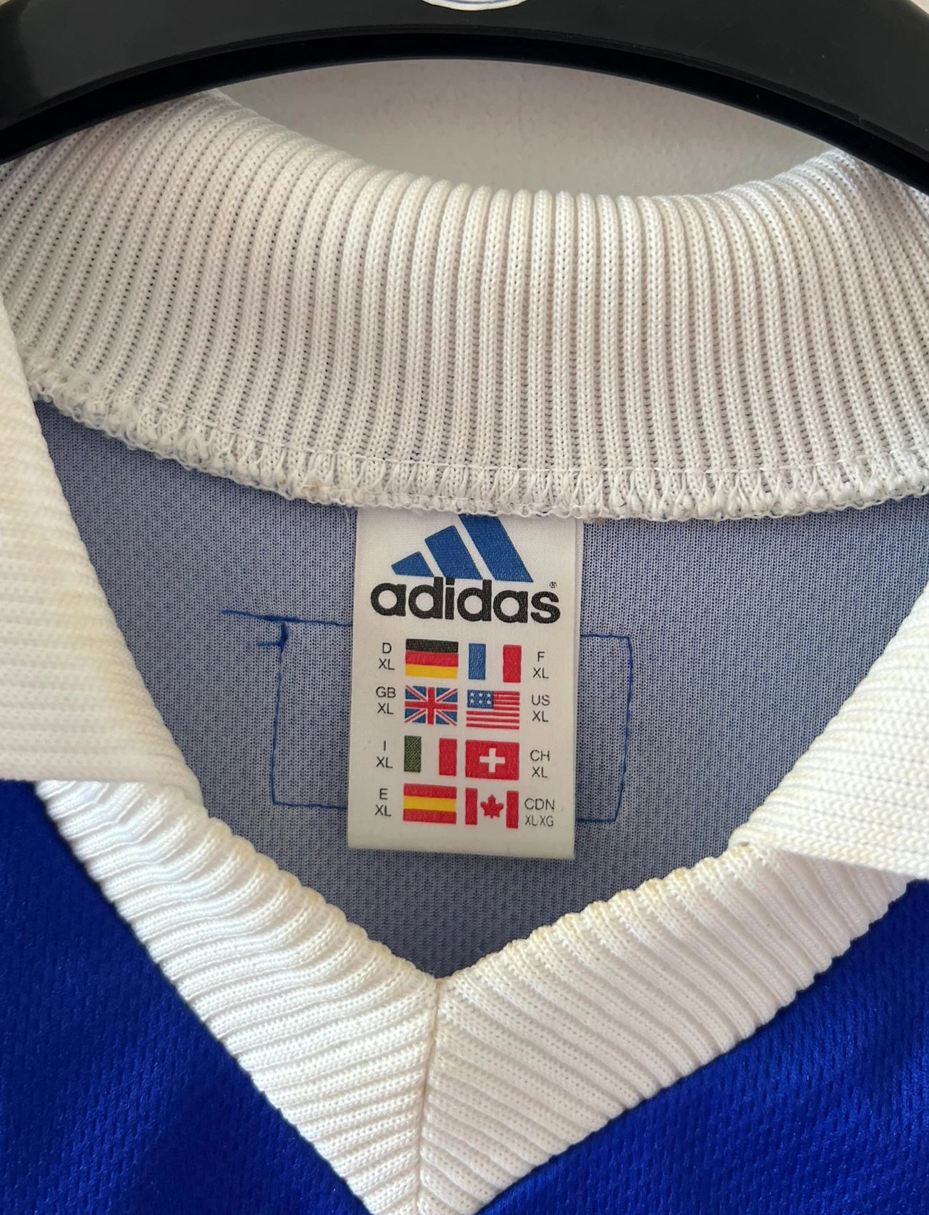 Maillot de foot vintage domicile bleu de l'équipe de France 1998. On peut retrouver l'équipementier Adidas. Le maillot est floqué du numéro 10 Zinedine Zidane. Il s'agit d'un maillot authentique d'époque.