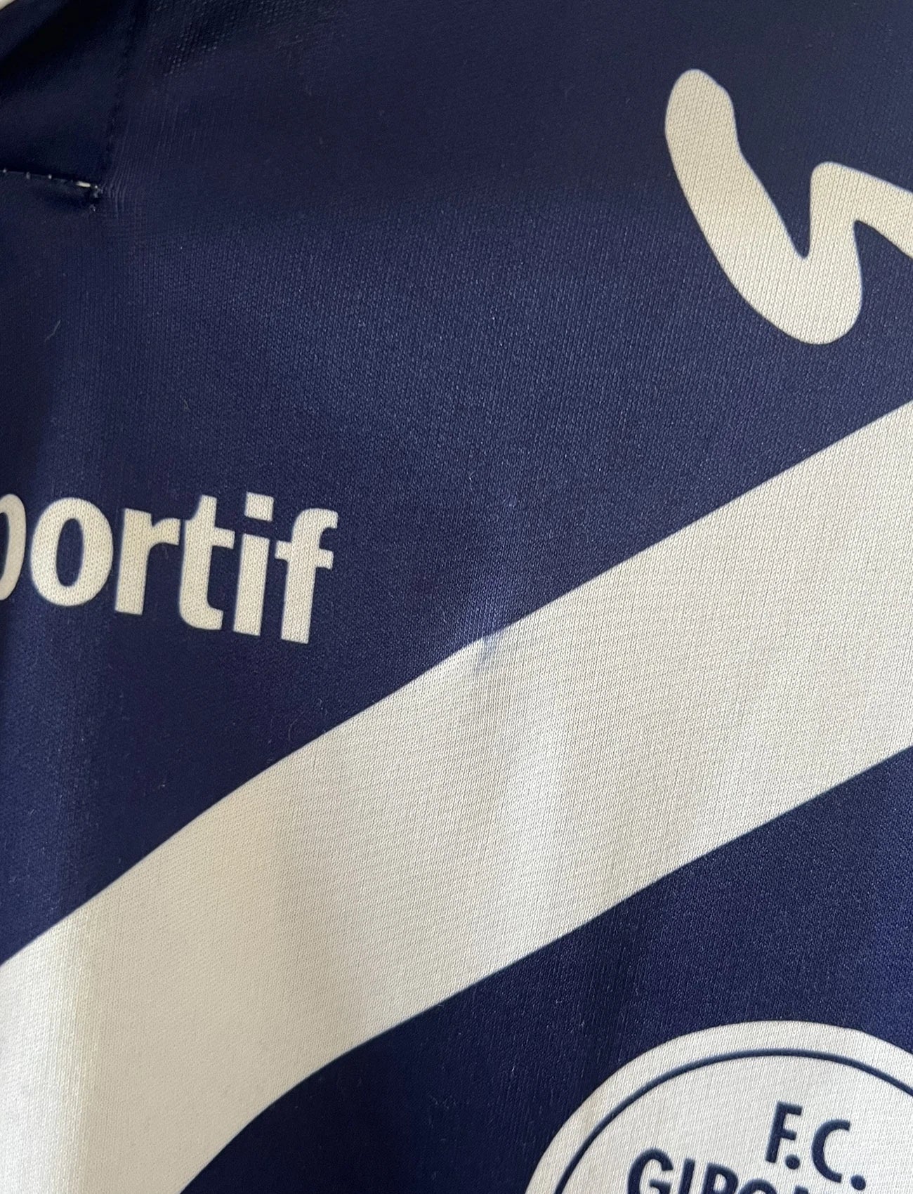 Maillot de foot vintage domicile bleu et blanc des girondins de bordeaux de la saison 1996/1997. On peut retrouver l'équipementier Le Coq Sportif et le sponsor Waïti. Le maillot est floqué du numéro 27 Papin. Il s'agit d'un maillot authentique d'époque.