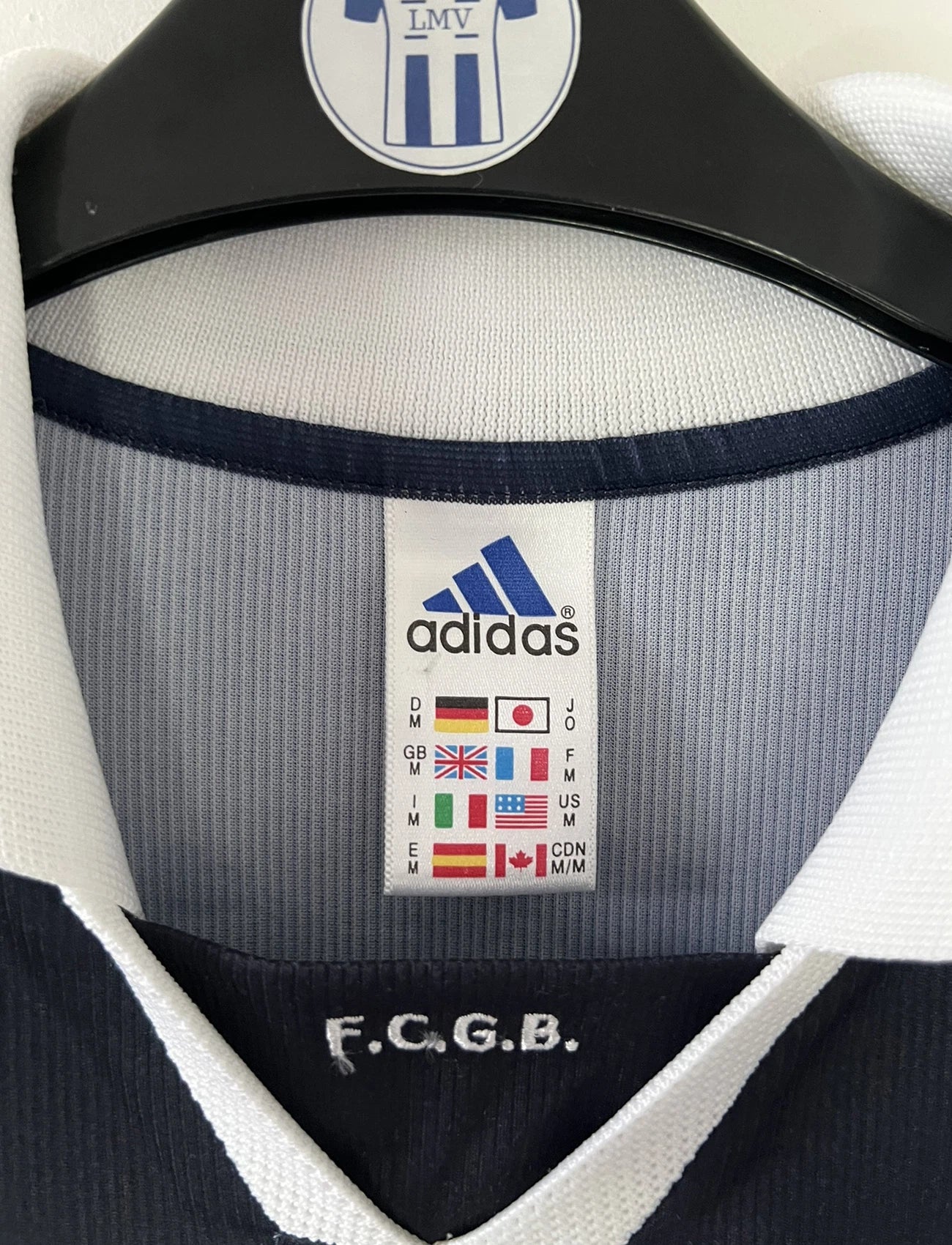 Maillot de foot vintage domicile bleu des girondins de bordeaux de la saison 2000/2001. On peut retrouver l'équipementier adidas et le sponsor siemens et M6. Le maillot est floqué du numéro 14 Grenet. Il s'agit d'un maillot authentique d'époque.