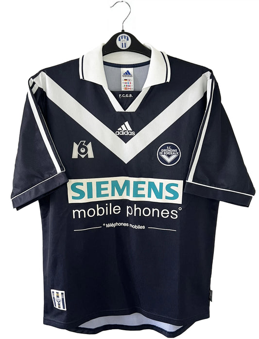 Maillot de foot vintage domicile bleu des girondins de bordeaux de la saison 2000/2001. On peut retrouver l'équipementier adidas et le sponsor siemens et M6. Le maillot est floqué du numéro 14 Grenet. Il s'agit d'un maillot authentique d'époque.