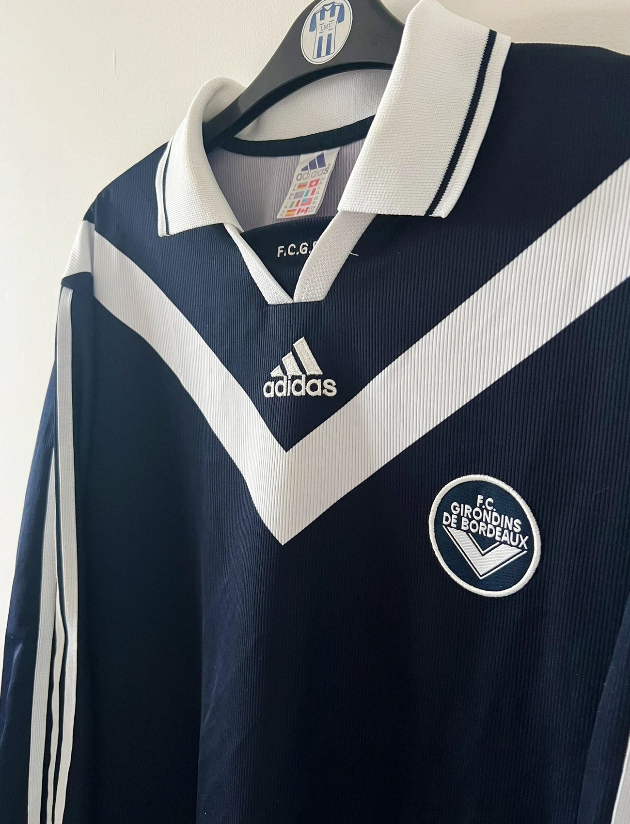 Maillot de foot vintage domicile bleu et blanc des Girondins de Bordeaux saison 2000/2001. On peut retrouver l'équipementier Adidas. Il s'agit d'un maillot authentique et d'époque issu du stock pro du club.