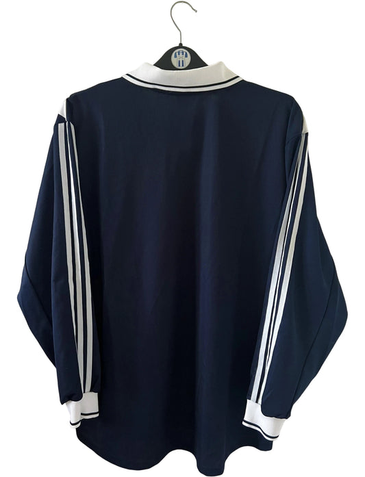 Maillot de foot vintage domicile bleu et blanc des Girondins de Bordeaux saison 2000/2001. On peut retrouver l'équipementier Adidas. Il s'agit d'un maillot authentique et d'époque issu du stock pro du club.