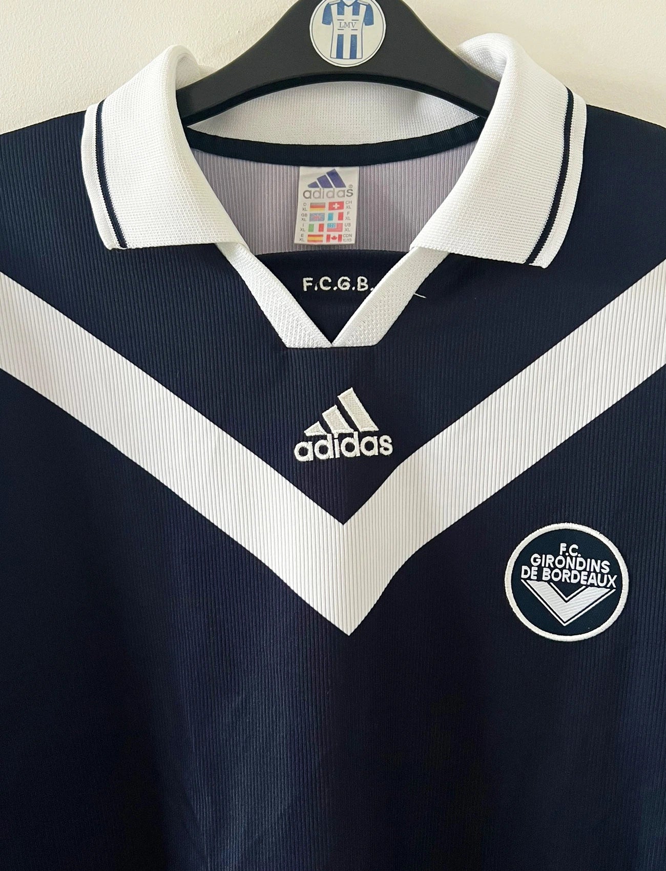Maillot de foot vintage domicile bleu et blanc des Girondins de Bordeaux saison 2000/2001. On peut retrouver l'équipementier Adidas. Il s'agit d'un maillot authentique et d'époque issu du stock pro du club.