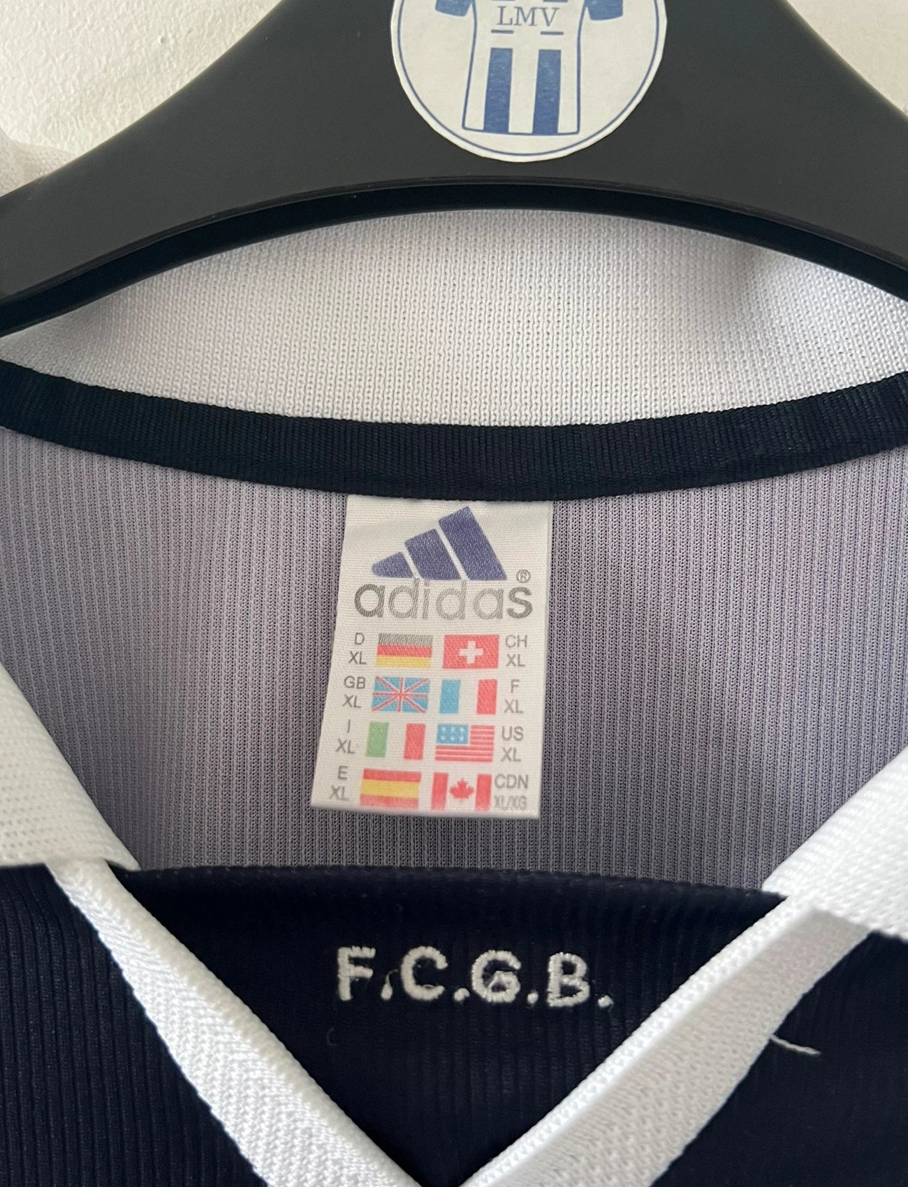 Maillot de foot vintage domicile bleu et blanc des Girondins de Bordeaux saison 2000/2001. On peut retrouver l'équipementier Adidas. Il s'agit d'un maillot authentique et d'époque issu du stock pro du club.