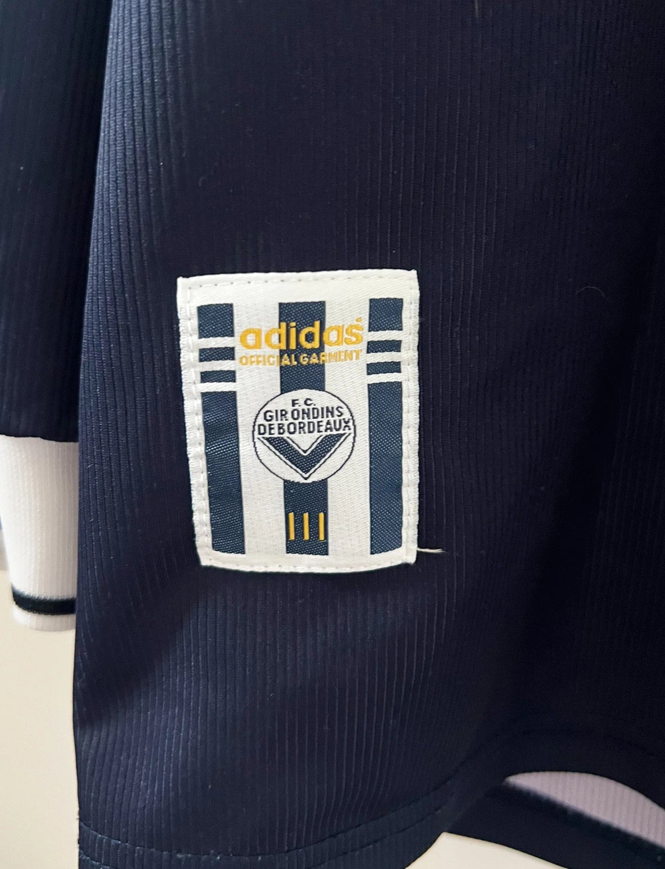 Maillot de foot vintage domicile bleu et blanc des Girondins de Bordeaux saison 2000/2001. On peut retrouver l'équipementier Adidas. Il s'agit d'un maillot authentique et d'époque issu du stock pro du club.