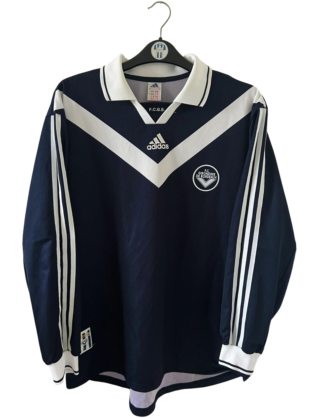 Maillot de foot vintage domicile bleu et blanc des Girondins de Bordeaux saison 2000/2001. On peut retrouver l'équipementier Adidas. Il s'agit d'un maillot authentique et d'époque issu du stock pro du club.