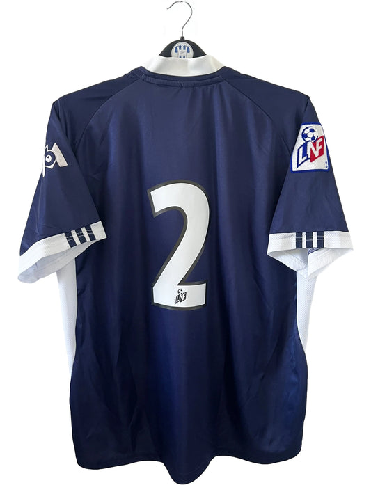 Maillot de foot vintage domicile des girondins de bordeaux de la saison 2001/2002. On peut retrouver l'équipementier adidas ainsi que le sponsor Siemens et M6. Le maillot est floqué du numéro 2 correspondant à Jemmali. Il s'agit d'un maillot authentique d'époque.