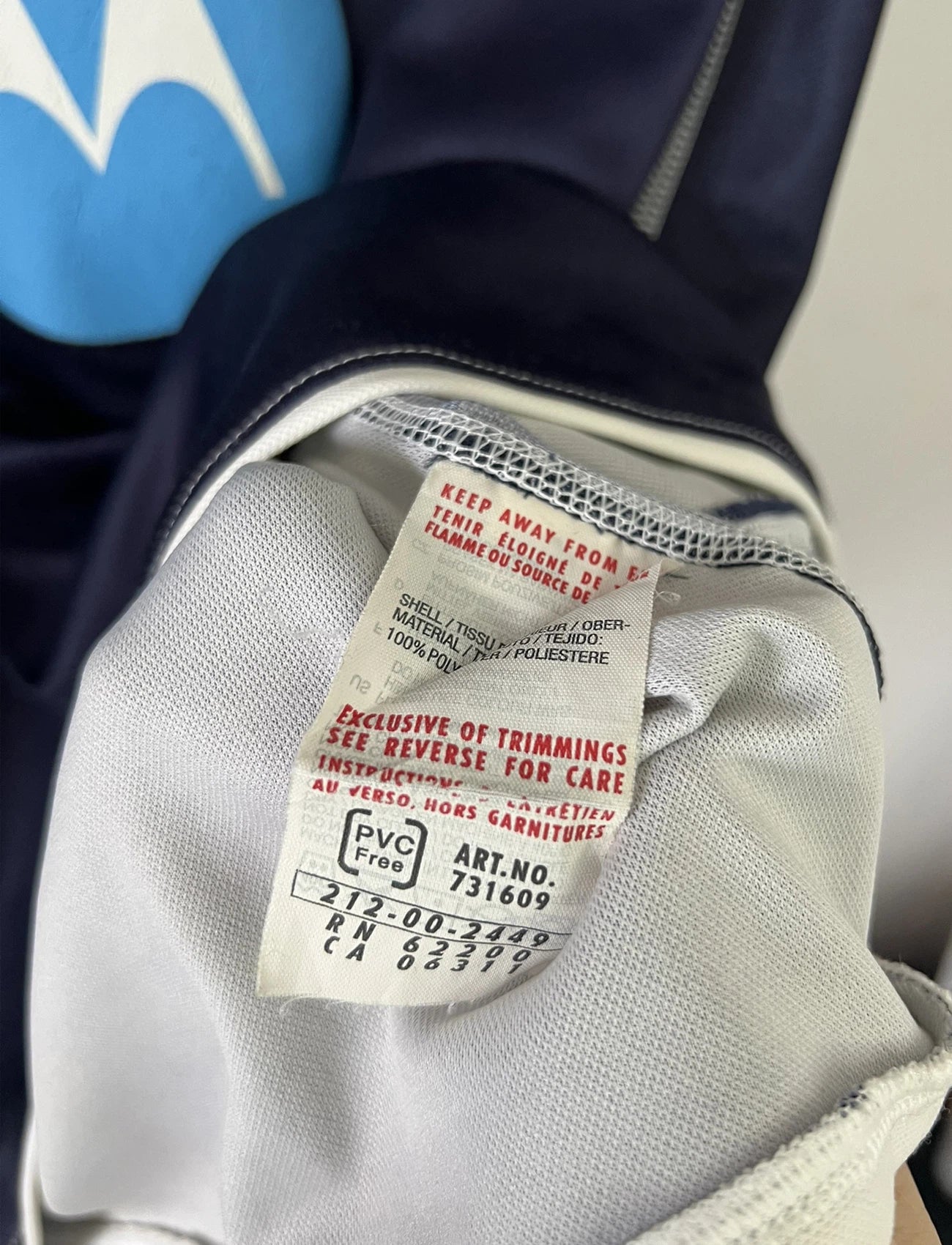 Maillot de foot vintage domicile bleu des Girondins de Bordeaux de la saison 2004-2005. On peut retrouver l'équipementier Puma et le sponsor Motorola. Le maillot est floqué du numéro 24 Mavuba. Il s'agit d'un maillot authentique d'époque.