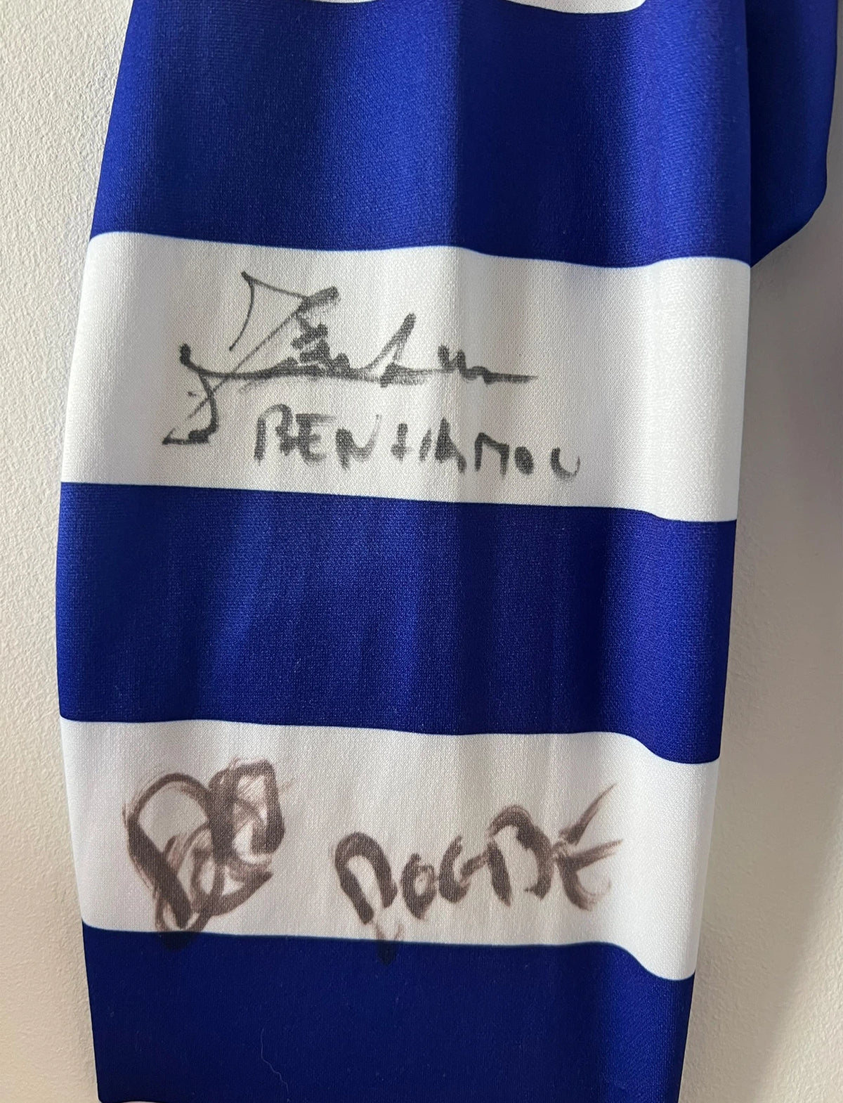 Maillot de foot vintage domicile bleu et blanc de Grenoble de la saison 1999/2000. On peut retrouver l'équipementier Duarig et l'équipementier Sodexho. Il s'agit d'un maillot authentique d'époque.