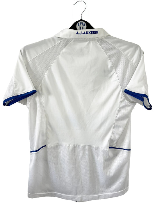 Maillot de foot vintage domicile blanc de l'AJ Auxerre de la saison 2010-2011. On peut retrouver l'équipementier airness et le sponsor senoble. Il s'agit d'un maillot authentique d'éppoque.