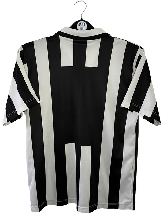 Maillot de foot vintage domicile blanc et noir de la Juventus de la saison 1994/1995. On peut retrouver l'équipementier Kappa et le sponsor Danone. Il s'agit d'un maillot authentique d'époque.