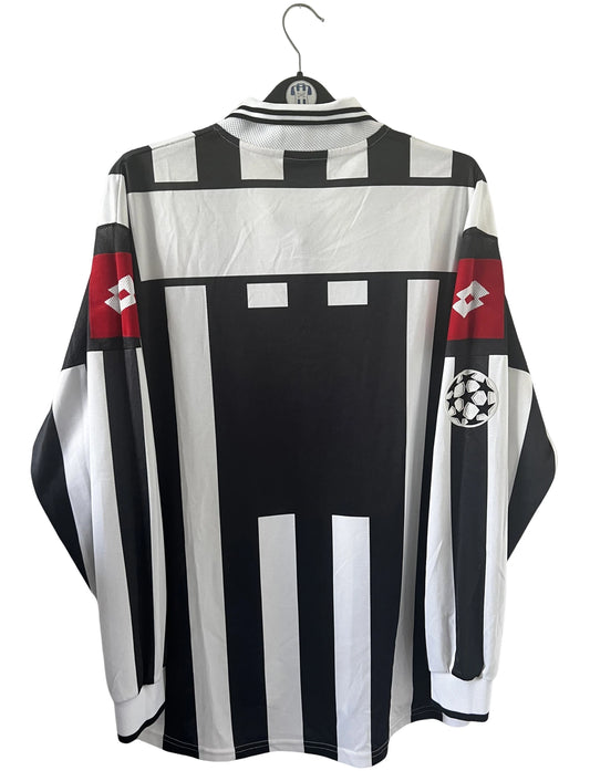 Maillot de foot vintage domicile noir et blanc de la juventus de la saison 2001/002. On peut retrouver l'équipementier Lotto et le sponsor TU Mobile. Il s'agit d'un maillot authentique d'époque, issu du stock pro de la juventus en version Ligue des Champions