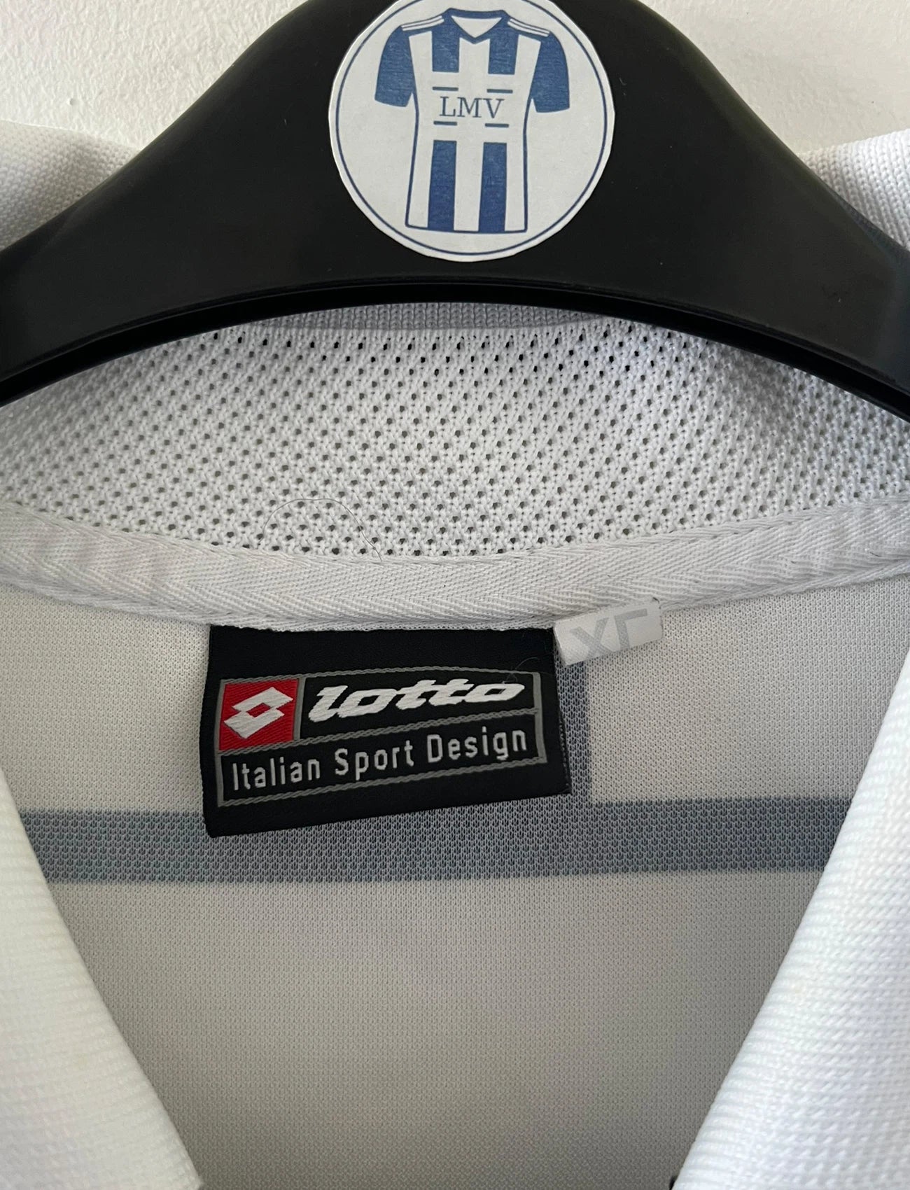 Maillot de foot vintage domicile noir et blanc de la juventus de la saison 2001/002. On peut retrouver l'équipementier Lotto et le sponsor TU Mobile. Il s'agit d'un maillot authentique d'époque, issu du stock pro de la juventus en version Ligue des Champions
