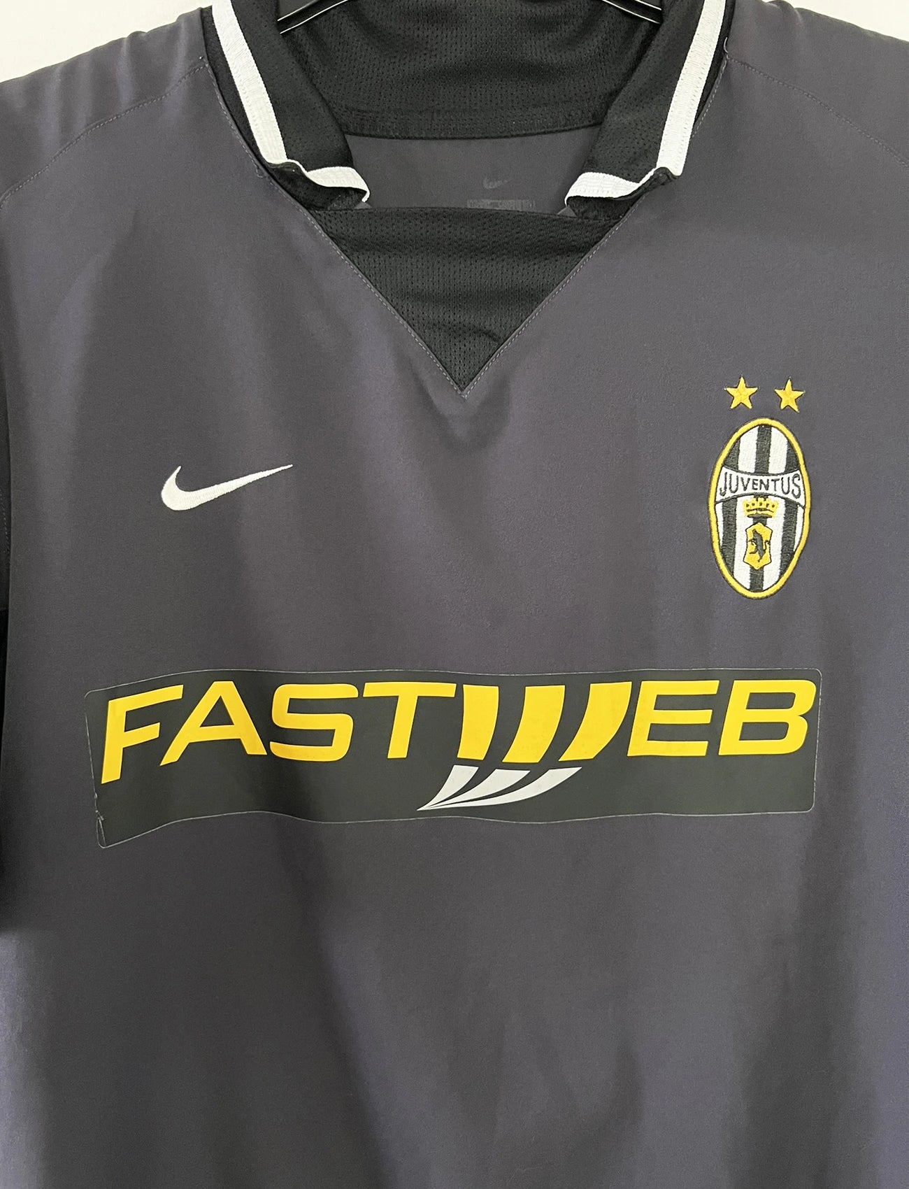 Maillot retro/vintage authentique third de la juventus 2003-2004, gris avec le sponsor fastweb et l'équipementier nike