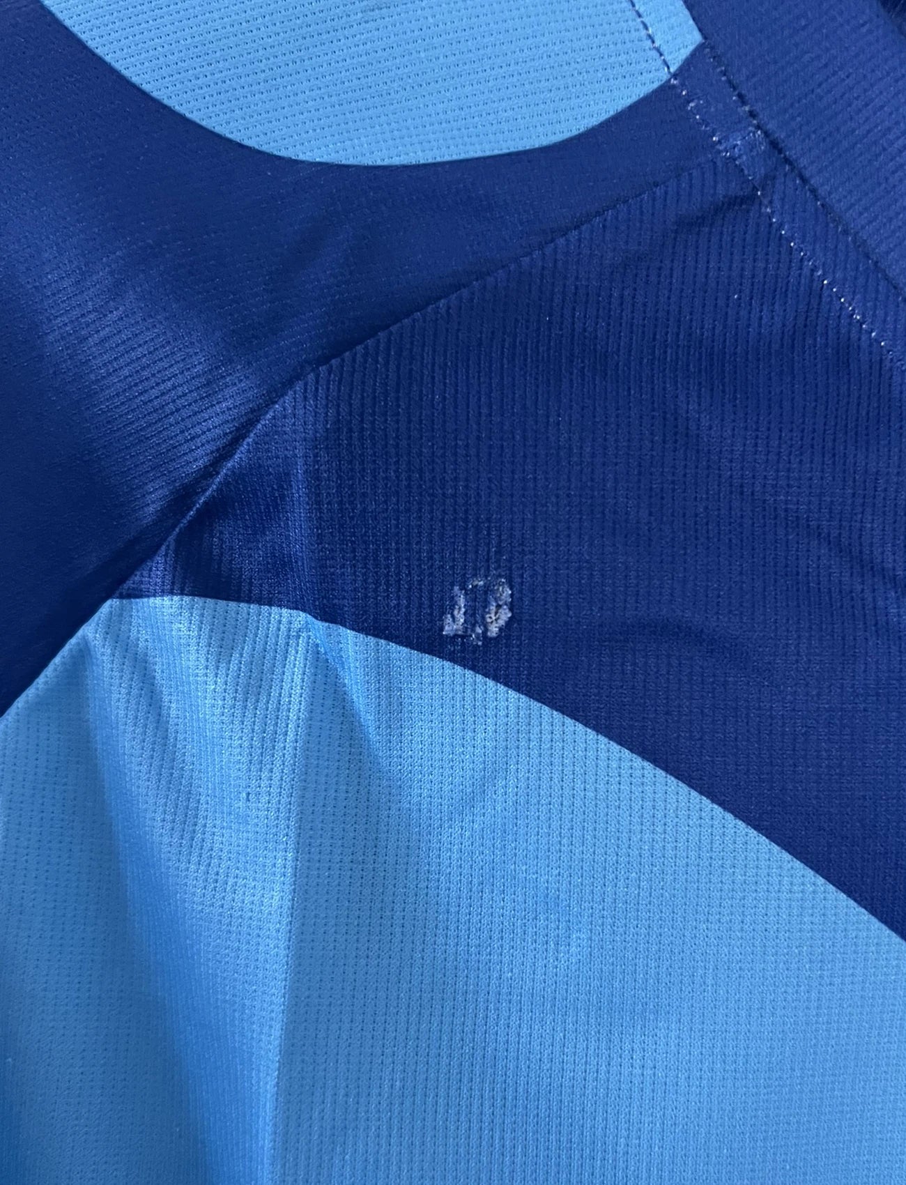 Maillot de foot vintage domicile bleu du Havre de la saison 2008-2009. On peut retrouver l'équipementier Airness et le sponsor Super U. Il s'agit d'un maillot authentique d'époque.