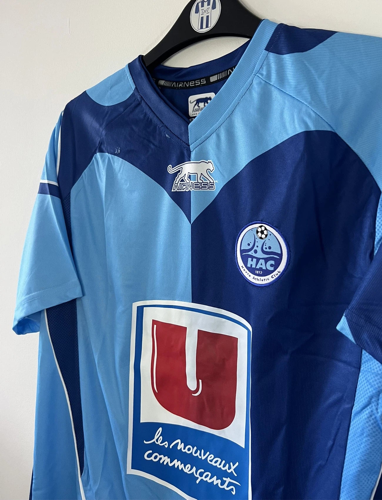 Maillot de foot vintage domicile bleu du Havre de la saison 2008-2009. On peut retrouver l'équipementier Airness et le sponsor Super U. Il s'agit d'un maillot authentique d'époque.