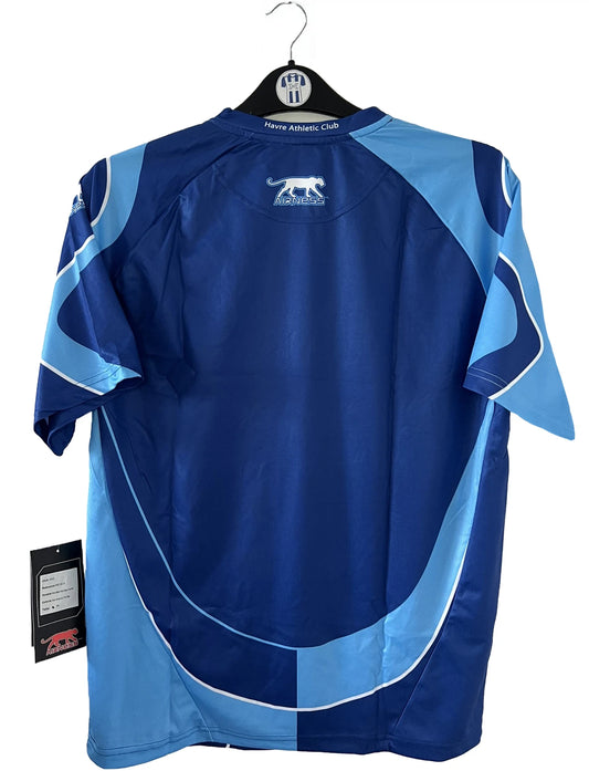 Maillot de foot vintage domicile bleu du Havre de la saison 2008-2009. On peut retrouver l'équipementier Airness et le sponsor Super U. Il s'agit d'un maillot authentique d'époque.