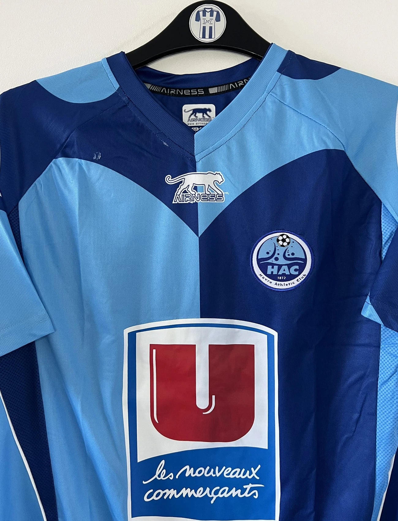 Maillot de foot vintage domicile bleu du Havre de la saison 2008-2009. On peut retrouver l'équipementier Airness et le sponsor Super U. Il s'agit d'un maillot authentique d'époque.