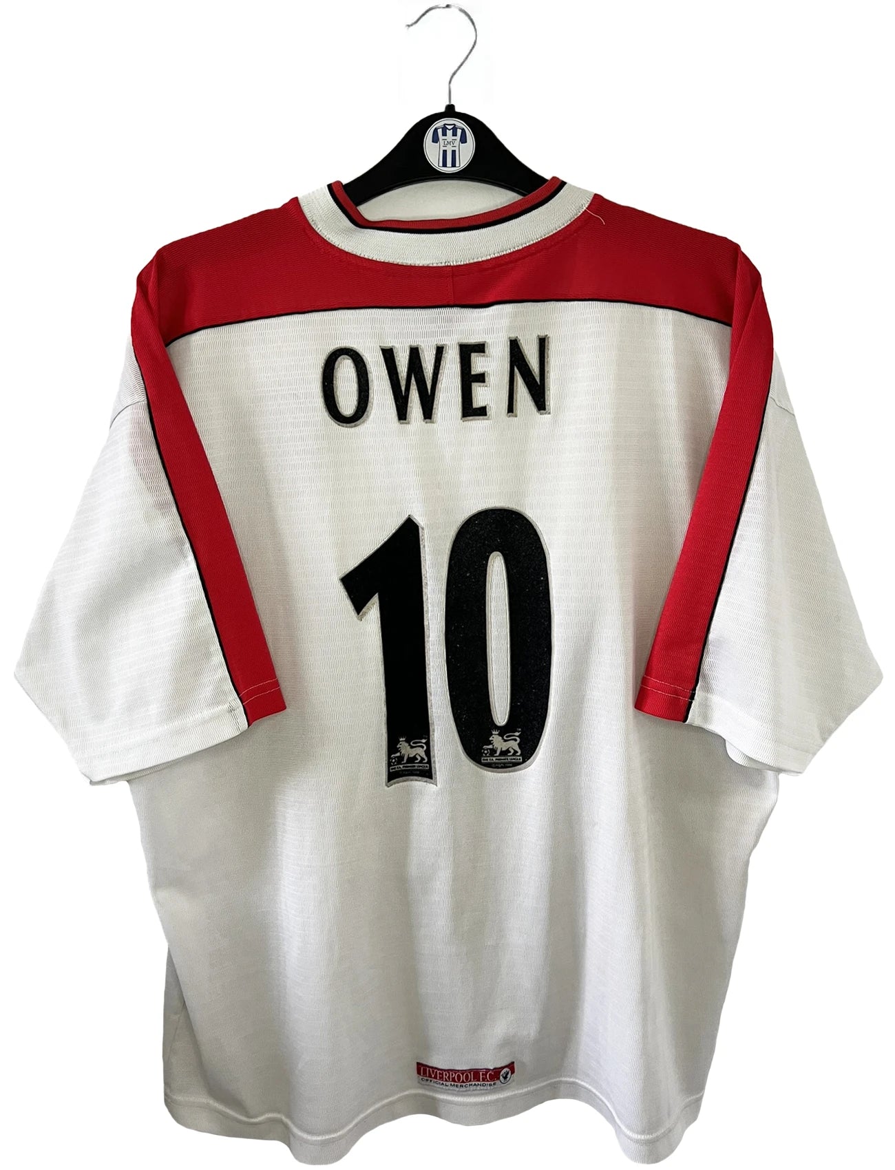 Maillot foot vintage extérieur liverpool blanc et rouge de la saison 1999/2000. On peut retrourver l'équipementier reebok et le sponsor carlsberg. Le maillot est floqué du numéro 10 Michael Owen. Il s'agit d'un maillot authentique d'époque.