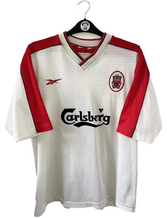 Maillot foot vintage extérieur liverpool blanc et rouge de la saison 1999/2000. On peut retrourver l'équipementier reebok et le sponsor carlsberg. Le maillot est floqué du numéro 10 Michael Owen. Il s'agit d'un maillot authentique d'époque.
