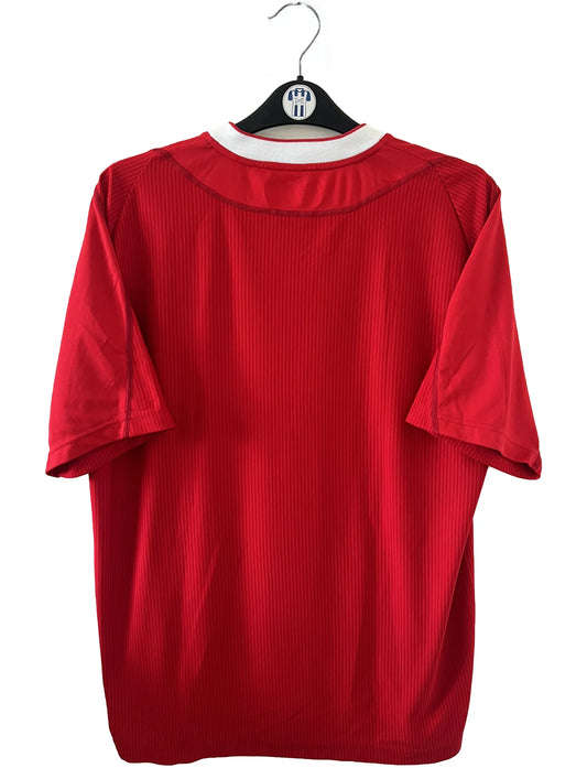 Maillot de foot vintage domicile rouge de liverpool de la saison 2002/2004. On peut retrouver l'équipementier Reebok. Il s'agit d'un maillot authentique d'époque