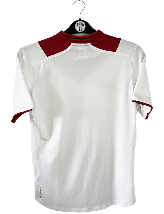 Maillot extérieur du LOSC lors de la saison 2012 2013. On retrouve l'équipementier umbro. Le maillot est de couleur blanc et rouge
