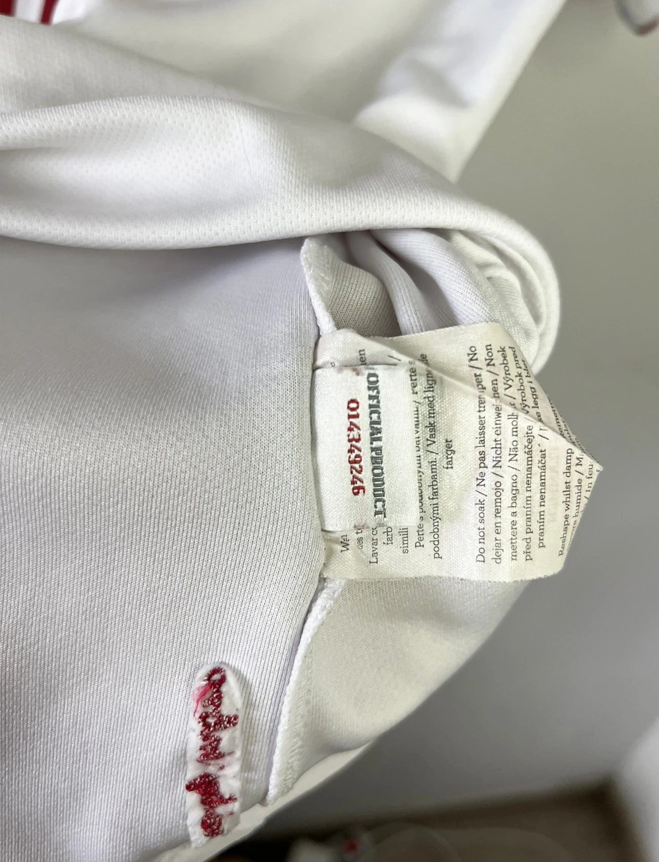 Maillot extérieur du LOSC lors de la saison 2012 2013. On retrouve l'équipementier umbro. Le maillot est de couleur blanc et rouge