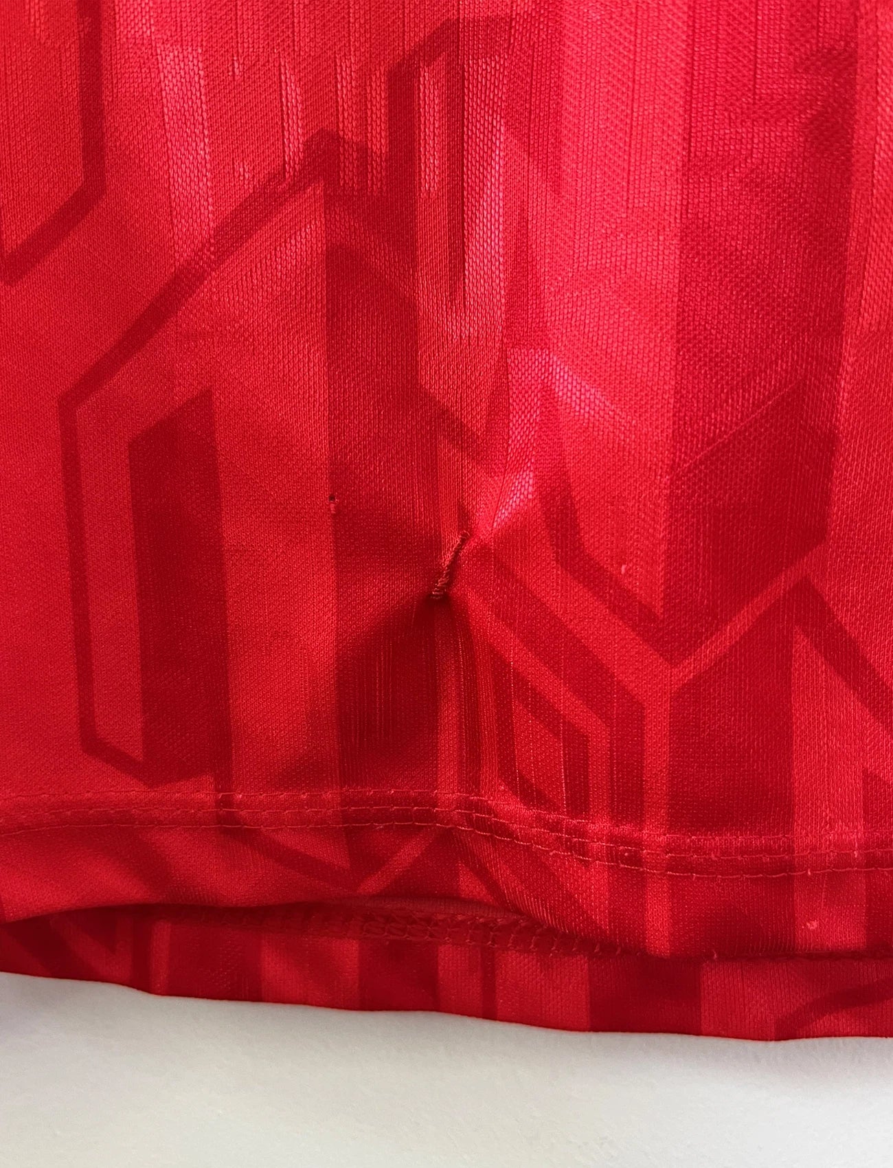 Maillot de foot vintage domicile rouge de Manchester United de la saison 1992/1994. On peut retrouver l'équipementier Umbro et le sponsor Sharp. Il s'agit d'un maillot authentique d'époque.