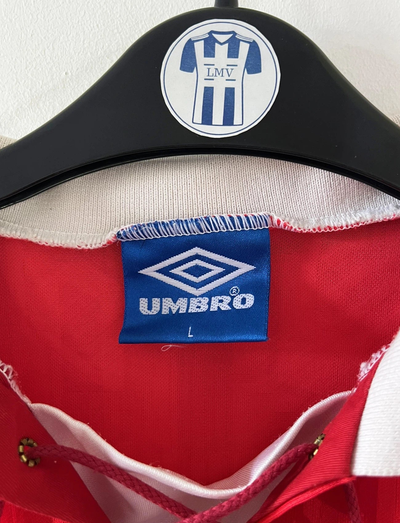Maillot de foot vintage domicile rouge de Manchester United de la saison 1992/1994. On peut retrouver l'équipementier Umbro et le sponsor Sharp. Il s'agit d'un maillot authentique d'époque.