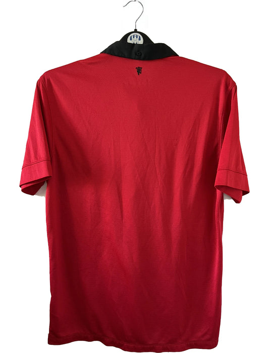 Maillot de foot vintage domicile rouge et noir de manchester united de la saison 2013/14. On peut retrouver l'équipementier nike et le sponsor Aon. Il s'agit d'un maillot authentique comportant les numéros 532837-624