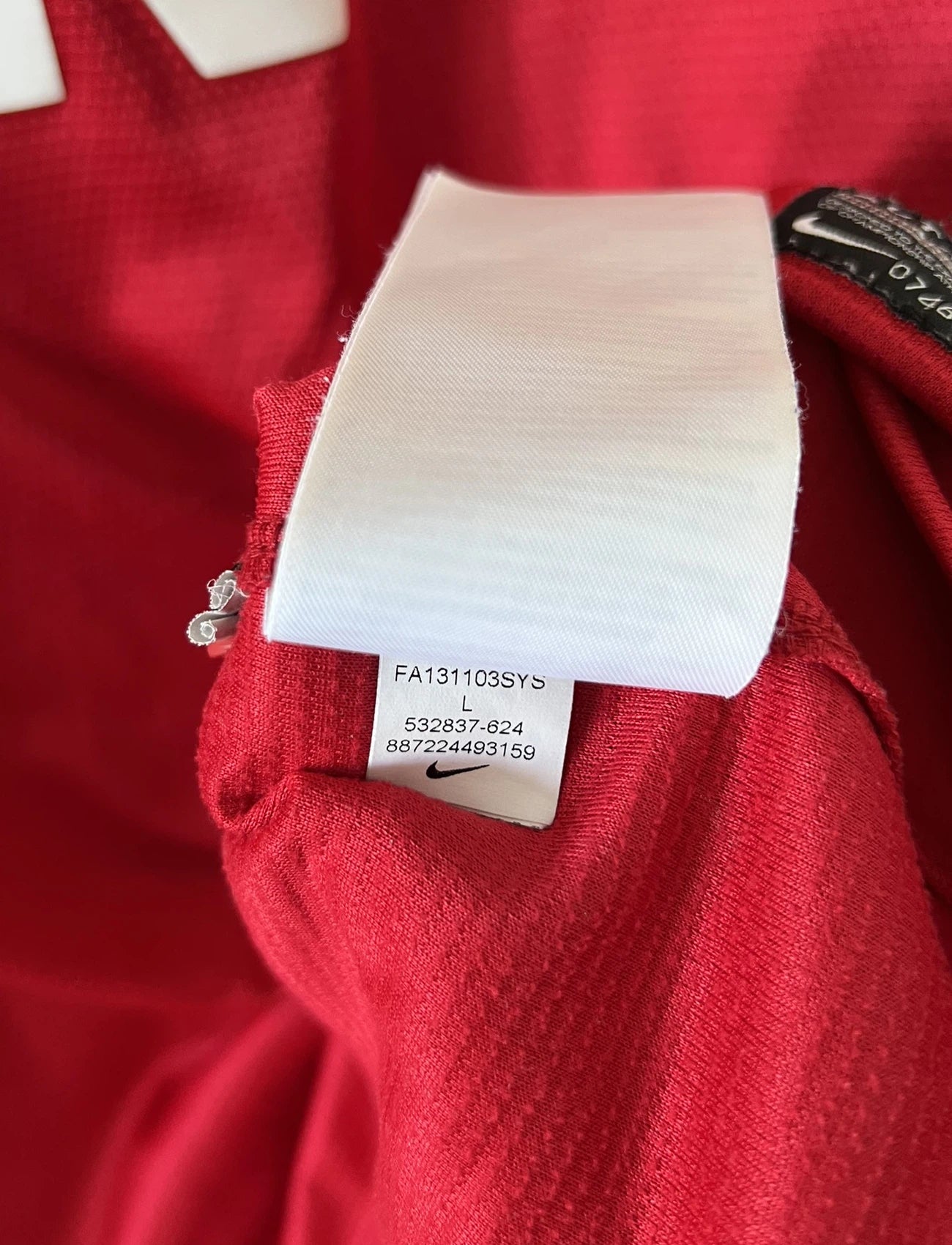 Maillot de foot vintage domicile rouge et noir de manchester united de la saison 2013/14. On peut retrouver l'équipementier nike et le sponsor Aon. Il s'agit d'un maillot authentique comportant les numéros 532837-624